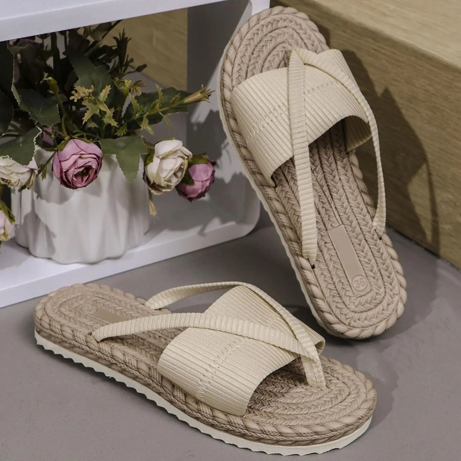 Womens Summer Fashionable Flat Sandals 2025 Casual Open Toe Straw Woven Flat Thong Dressy Flip Flops Beach Thick Sole Wide Beach Breathable Comfortable Walking Outdoor Slippers