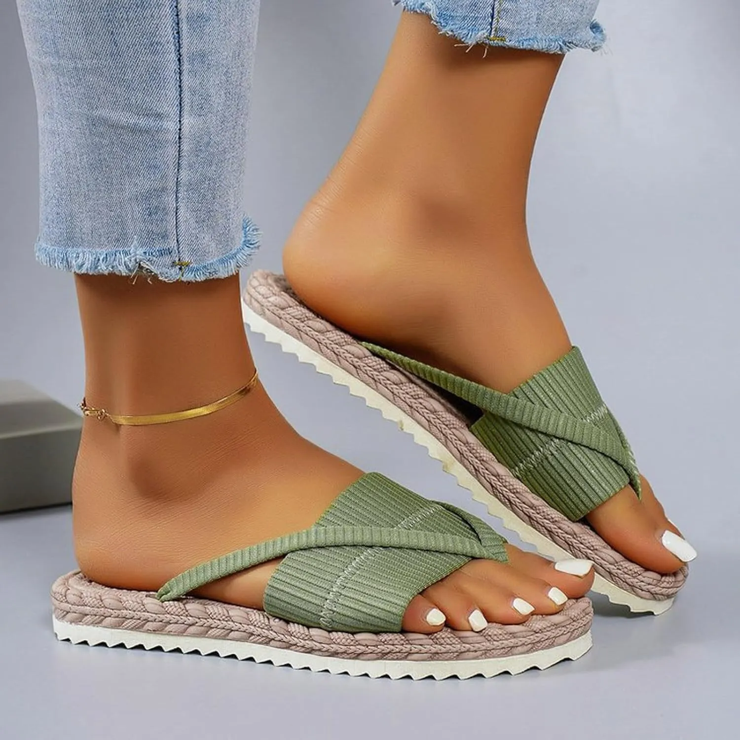 Womens Summer Fashionable Flat Sandals 2025 Casual Open Toe Straw Woven Flat Thong Dressy Flip Flops Beach Thick Sole Wide Beach Breathable Comfortable Walking Outdoor Slippers