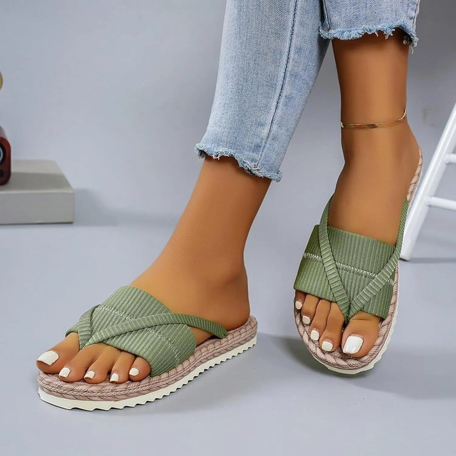 Womens Summer Fashionable Flat Sandals 2025 Casual Open Toe Straw Woven Flat Thong Dressy Flip Flops Beach Thick Sole Wide Beach Breathable Comfortable Walking Outdoor Slippers