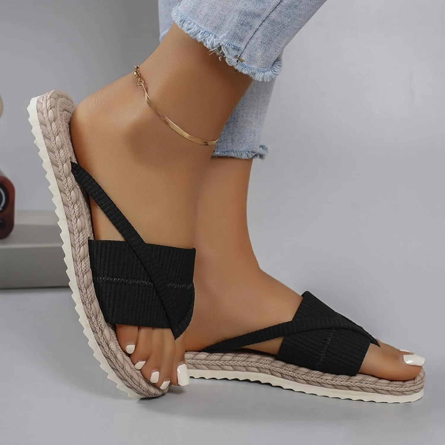 Womens Summer Fashionable Flat Sandals 2025 Casual Open Toe Straw Woven Flat Thong Dressy Flip Flops Beach Thick Sole Wide Beach Breathable Comfortable Walking Outdoor Slippers