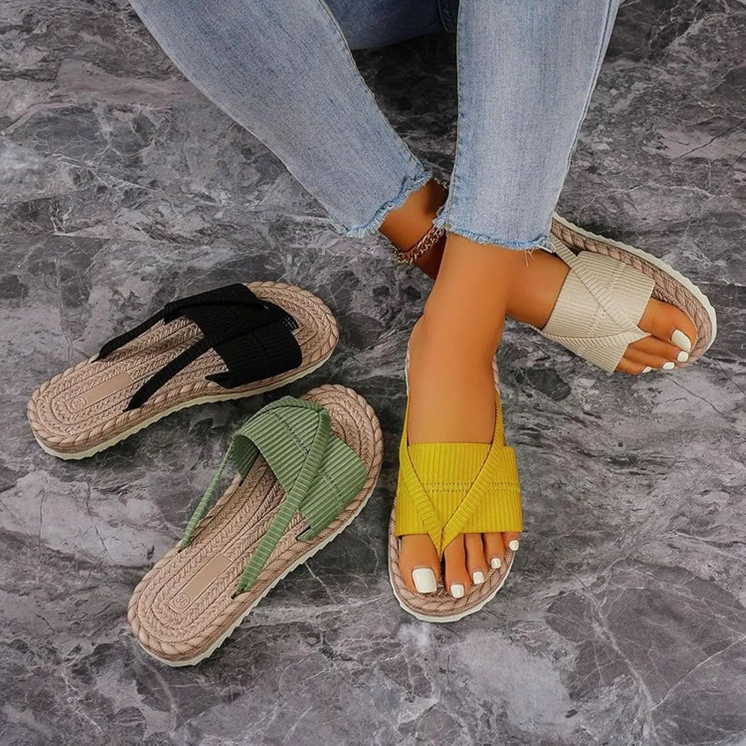 Womens Summer Fashionable Flat Sandals 2025 Casual Open Toe Straw Woven Flat Thong Dressy Flip Flops Beach Thick Sole Wide Beach Breathable Comfortable Walking Outdoor Slippers