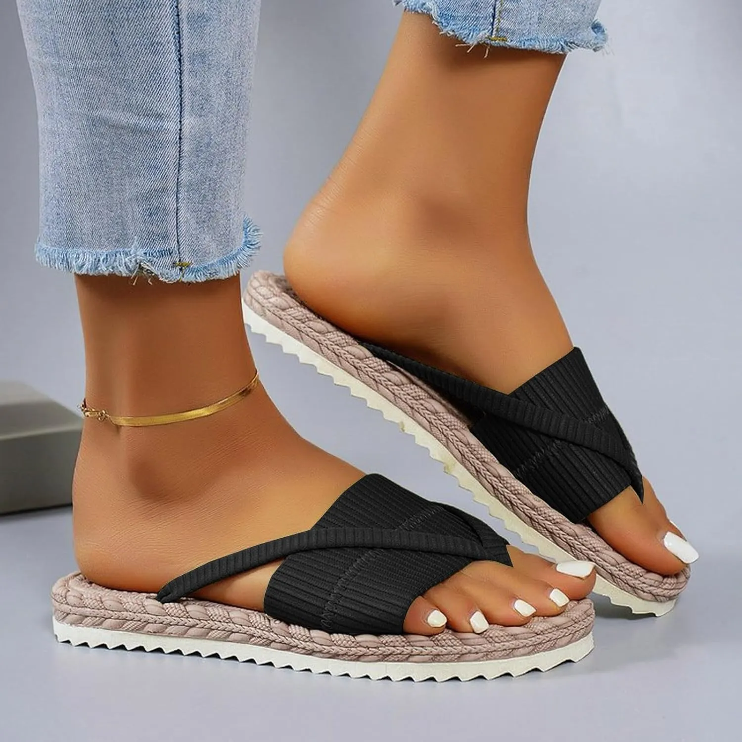 Womens Summer Fashionable Flat Sandals 2025 Casual Open Toe Straw Woven Flat Thong Dressy Flip Flops Beach Thick Sole Wide Beach Breathable Comfortable Walking Outdoor Slippers